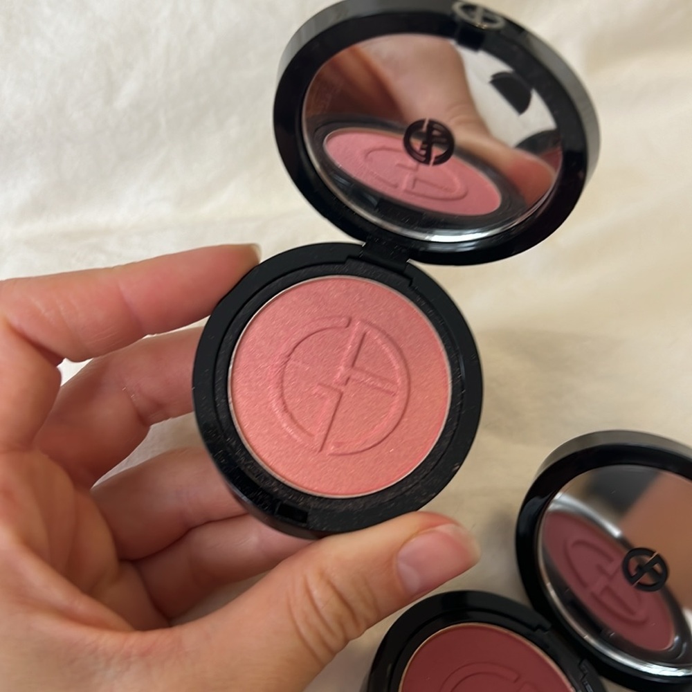 Armani blushes - Picture 2 of 4